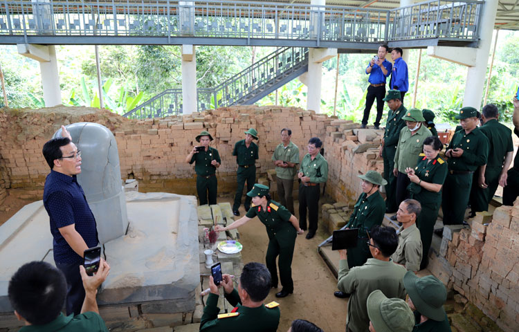 Hội viện CCB và ĐVTN Bảo Lộc tham quan tại Khu Di tích khảo cổ Cát Tiên