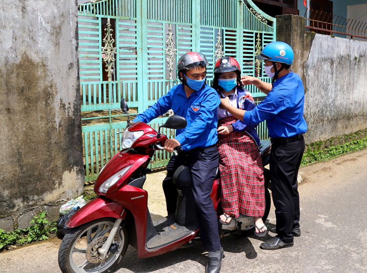 Chuyến xe thanh niên, mỗi môn thi 2 lần đưa đón em Trịnh Thị Tố Uyên làm ấm lòng các sĩ tử