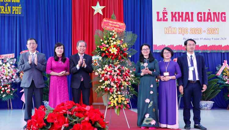 Bí Thư Tỉnh uỷ Lâm Đồng Nguyễn Xuân Tiến tặng hoa chúc mừng