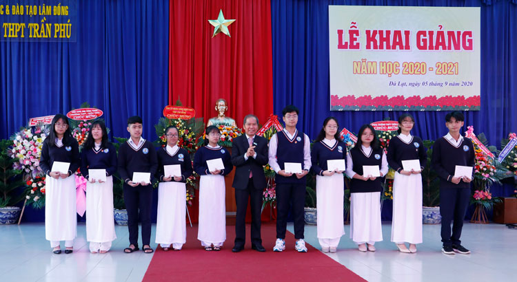 Bí Thư Tỉnh uỷ Lâm Đồng Nguyễn Xuân Tiến trao học bổng cho học sinh vượt khó học giỏi