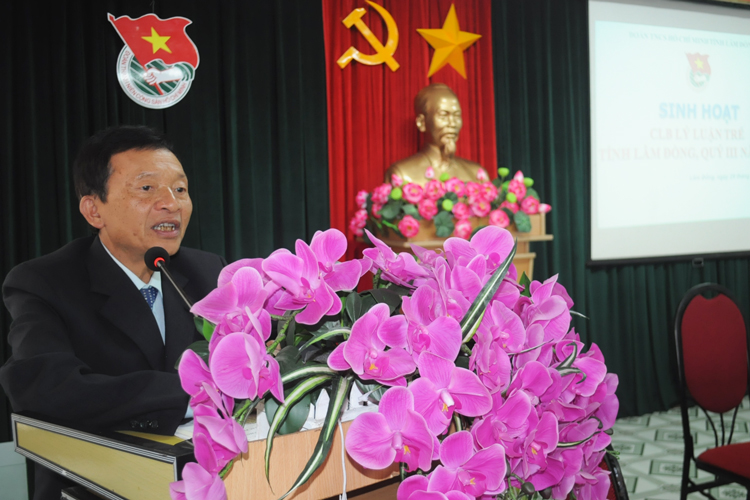 Đồng chí Khuất Minh Phương - Nguyên Ủy viên Ban Thường vụ, Trưởng Ban Tuyên giáo Tỉnh ủy, chia sẻ một số nội dung chuyên đề với Câu lạc bộ Lý luận trẻ