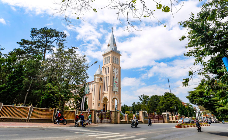 Nhà thờ Chính toà Đà Lạt (nhiều người gọi là Nhà thờ Con Gà) nằm trên trục đường Trần Phú. Đây là một trong những công trình kiến trúc tiêu biểu và cổ xưa nhất của thành phố Đà Lạt do người Pháp để lại. Ảnh: Chính Thành