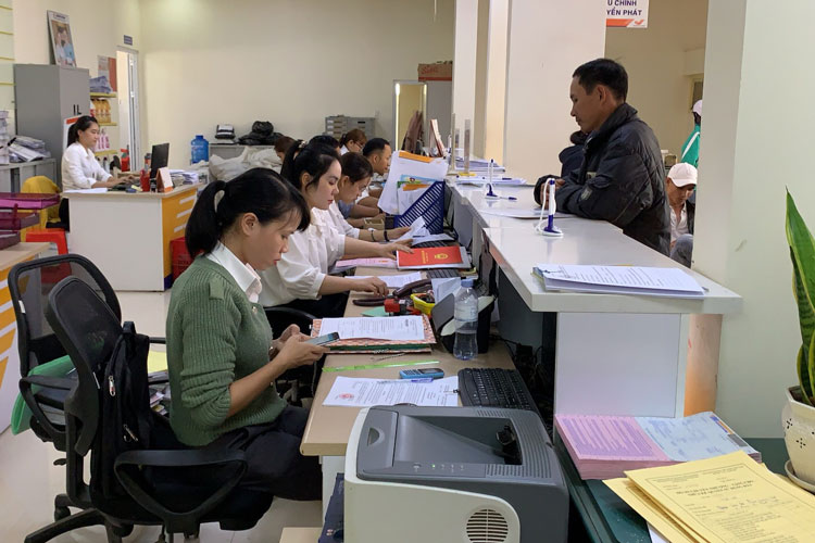 Người dân đến giao dịch tại bộ phận một cửa UBND huyện đang đặt tại Bưu điện Lâm Hà