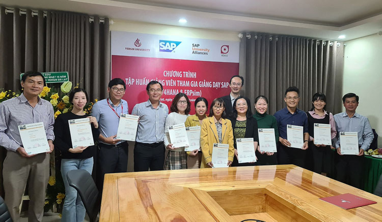 Trao chứng nhận cho các giảng viên Trường Đại học Yersin Đà Lạt hoàn thành chương trình tập huấn giảng dạy SAP