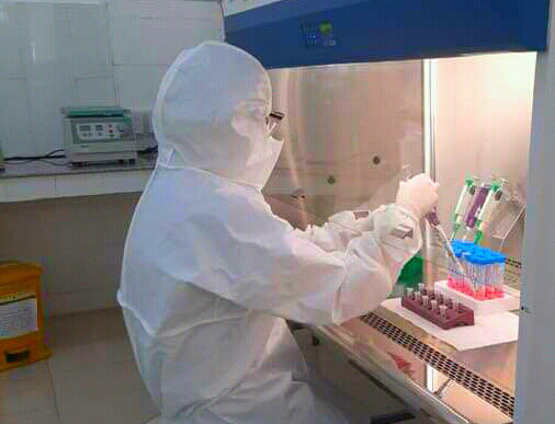 Sở Y tế tỉnh chỉ đạo CDC Lâm Đồng xác định phương án gộp mẫu xét nghiệm phù hợp (ảnh: Bên trong phòng xét nghiệm SARS-CoV-2 bằng kỹ thuật RT-PCR của CDC tỉnh)