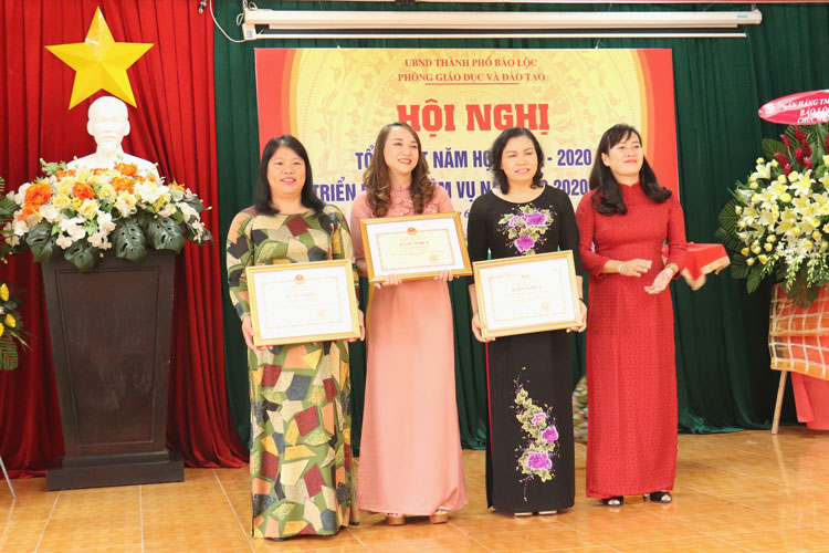 Bà Phạm Thị Hồng Hải - Giám đốc Sở GD - ĐT tỉnh Lâm Đồng trao Bằng khen của Bộ GD - ĐT cho các tập thể và cá nhân
