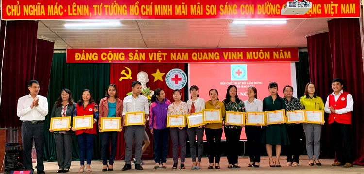 Trao giấy khen của Hội CTĐ tỉnh Lâm Đồng cho các tập thể xuất sắc