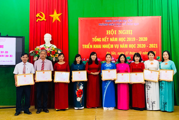 Bà Phạm Thị Hồng Hải – Giám đốc Sở Giáo dục và Đào tạo trao chứng nhận cho 9 Tập thể Lao động Xuất sắc do Chủ tịch UBND tỉnh công nhận