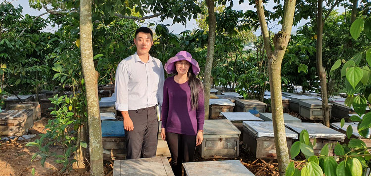 Đối tác Hàn Quốc cùng với chủ Doanh nghiệp Bee Happy Đà Lạt khảo sát vườn nuôi ong liên kết tại huyện Di Linh