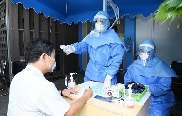 Khám sàng lọc cho người dân đến khám bệnh tại Bệnh viện Đại học Y dược Thành phố Hồ Chí Minh