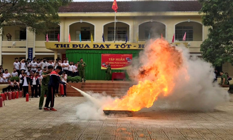 Hướng dẫn học sinh sử dụng phương tiện bình chữa cháy mini dập lửa