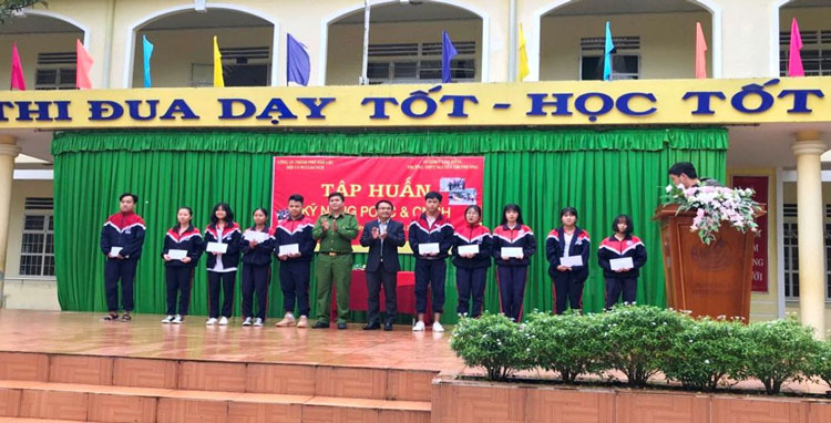 Đội Cảnh sát PCCC&CNCH Công an TP Bảo Lộc tặng học bổng cho học sinh nghèo vượt khó trường THPT Nguyễn Tri Phương