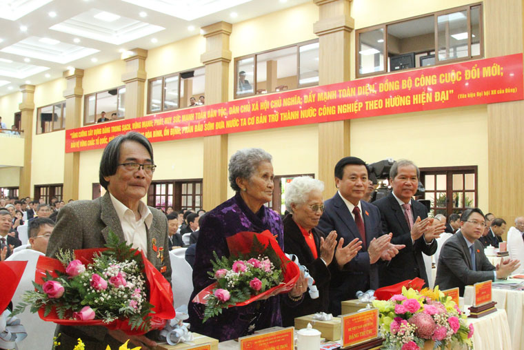 Đồng chí Nguyễn Xuân Thắng và đồng chí Nguyễn Xuân Tiến tặng hoa và quà cho các Mẹ Việt Nam Anh hùng và Anh hùng Lực lượng vũ trang Nhân dân