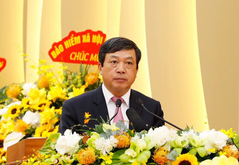 Đồng chí Đoàn Văn Việt – Chủ tịch UBND tỉnh, trình bày báo cáo chính trị