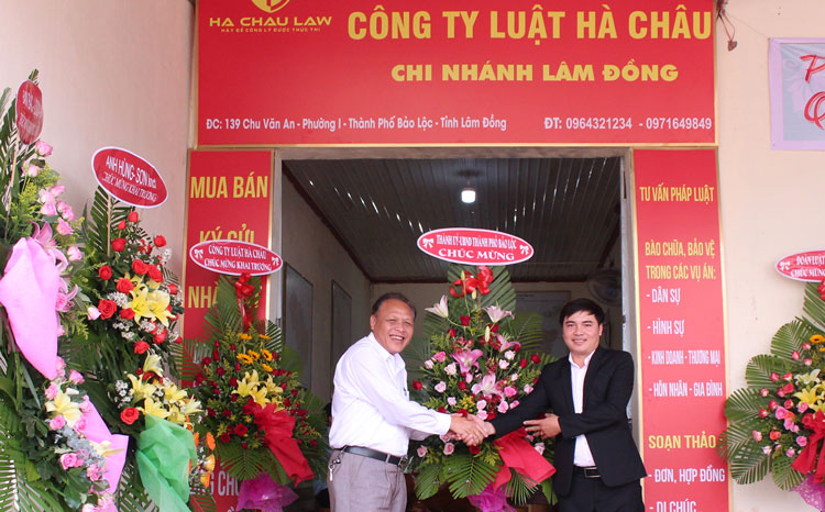 Ông Phan Văn Cương, Phó Chủ tịch UBND TP Bảo Lộc, chúc mừng khai trương Công ty Luật Hà Châu Chi nhánh tại Bảo Lộc