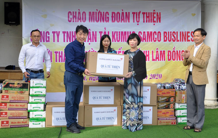 Đại diện Công ty Kumho Samco Buslines trao quà cho Ban Giám hiệu trường Khiếm Thính Lâm Đồng 