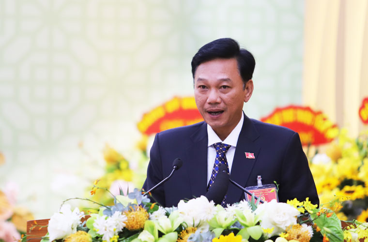 Đồng chí Lê Quang Trung - Đại diện Đảng bộ Sở Xây dựng tham luận nội dung “Vai trò lãnh đạo của Đảng trong công tác quy hoạch, quản lý đô thị gắn với phát triển kết cấu hạ tầng đồng bộ, tạo động lực thúc đẩy phát triển kinh tế - xã hội của tỉnh”