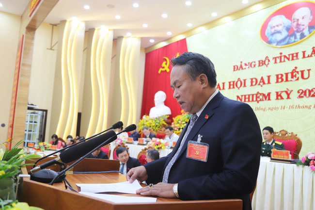 Đồng chí Dương Công Hiệp - Trưởng Ban kiểm phiếu công bố kết quả bầu Đoàn đại biểu dự Đại hội đại biểu toàn quốc lần thư XIII của Đảng