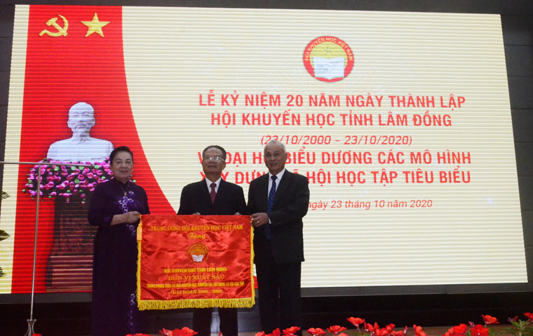 Lãnh đạo Trung ương HKH Việt Nam tặng Cờ thi đua xuất sắc cho HKH tỉnh Lâm Đồng