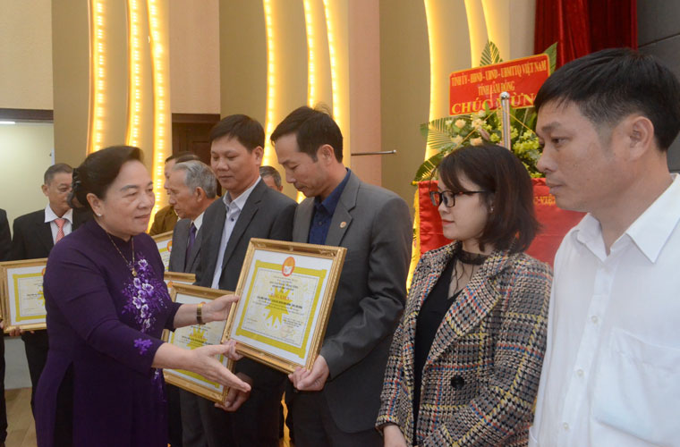 Bà Phạm Thị Hòe – Phó Chủ tịch Trung ương HKH Việt Nam tặng bằng khen cho các tập thể, gia đình tiêu biểu trong xây dựng Gia đình học tập