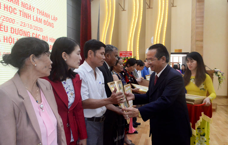Nhà giáo ưu tú Nguyễn Xuân Ngọc tặng bằng khen của Trung ương HKH Việt Nam cho các tập thể, gia đình tiêu biểu trong xây dựng Gia đình học tập