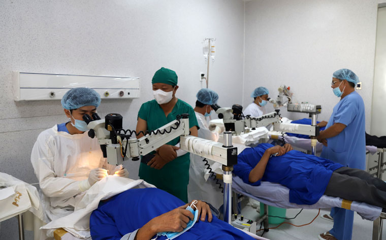 Các bác sĩ phẫu thuật mắt miễn phí cho bệnh nhân nghèo và người cao tuổi