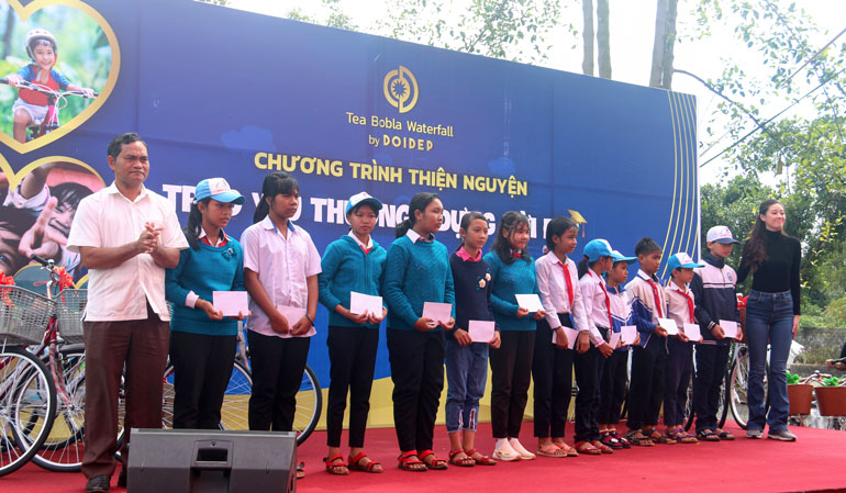 Lãnh đạo huyện Di Linh và đại diện các hoa hậu Việt Nam trao xe đạp cho các em học sinh