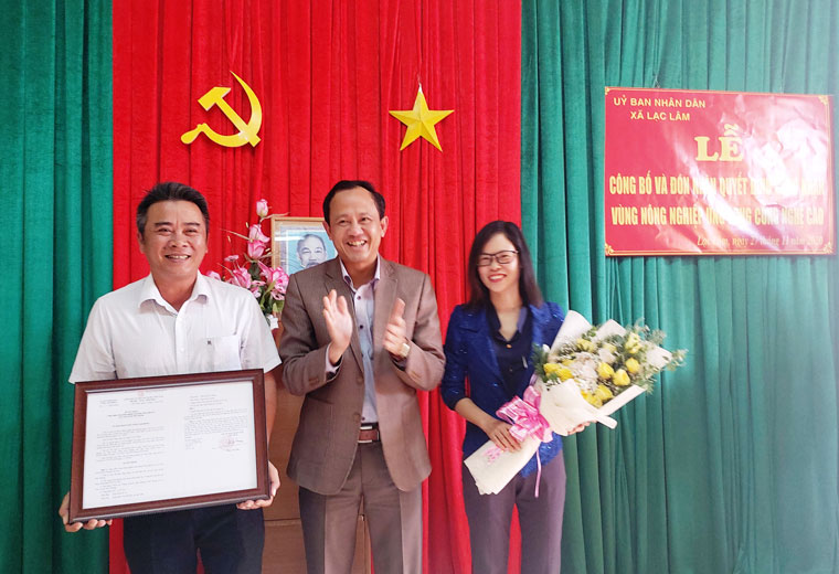  Đồng chí Trương Văn Tùng – Bí thư Huyện ủy Đơn Dương trao quyết định của UBND tỉnh Lâm Đồng công nhận “Vùng nông nghiệp ứng dụng công nghệ cao Lạc Lâm”