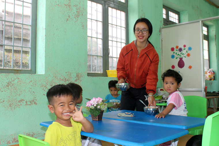 Cô giáo Rơ Ông K’Mẫn một mình bám trường nuôi trẻ ở thôn đặc biệt khó khăn