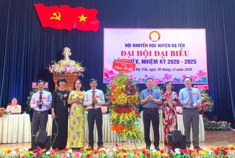 Lãnh đạo huyện Đạ Tẻh tặng hoa chúc mừng Đại hội