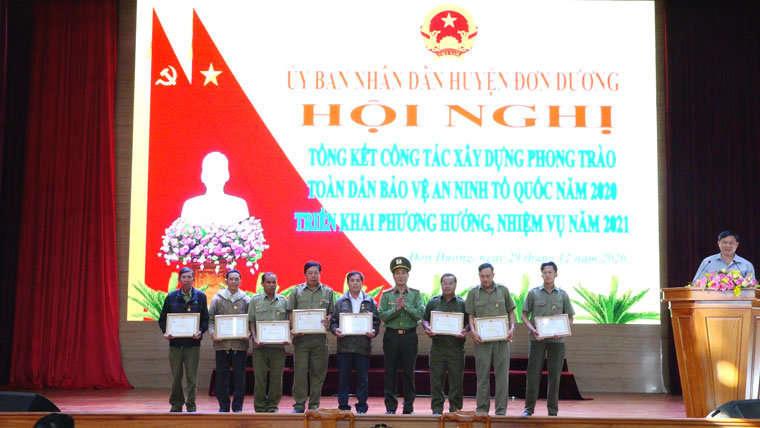 Lãnh đạo Công an tỉnh và huyện Đơn Dương trao giấy khen cho các cá nhân và tập thể