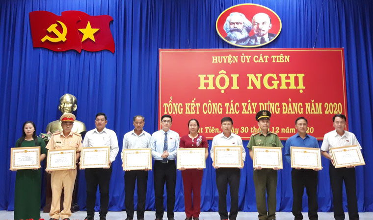 Bí thư Huyện ủy Cát Tiên Nguyễn Khắc Bình trao giấy khen cho các tập thể