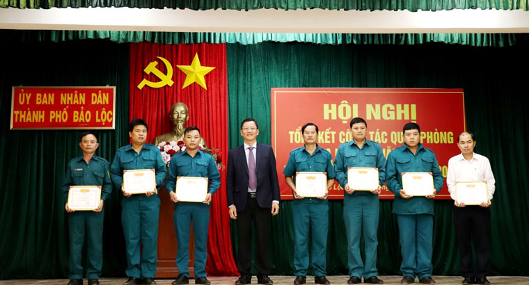 Ông Đoang Kim Đình – Chủ tịch UBND TP Bảo Lộc trao khen thưởng cho các tập thể