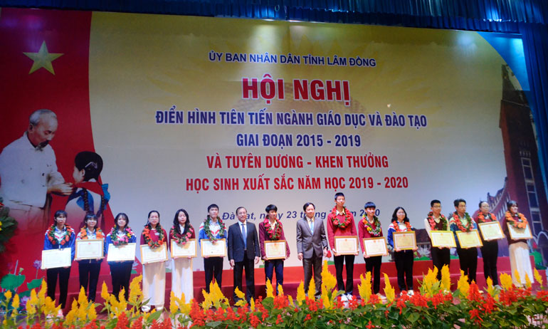 Tuyên dương - khen thưởng học sinh xuất sắc năm học 2019 - 2020