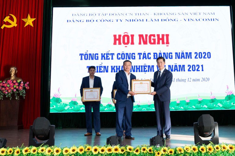 Đồng chí Vũ Minh Thành - Giám đốc Công ty Nhôm Lâm trao giấy khen cho các chi bộ đạt danh hiệu Hoàn thành xuất sắc nhiệm vụ năm 2020