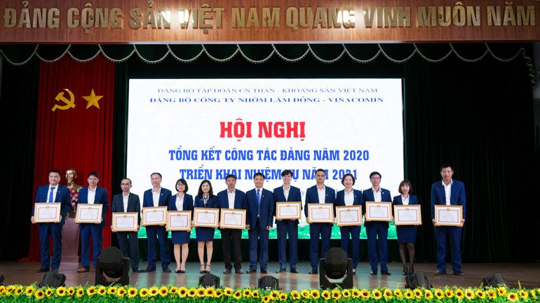 Đồng chí Nguyễn Văn Phòng - Phó Giám đốc Công ty Nhôm Lâm trao giấy khen cho các đảng viên đạt danh hiệu Hoàn thành xuất sắc nhiệm vụ năm 2020