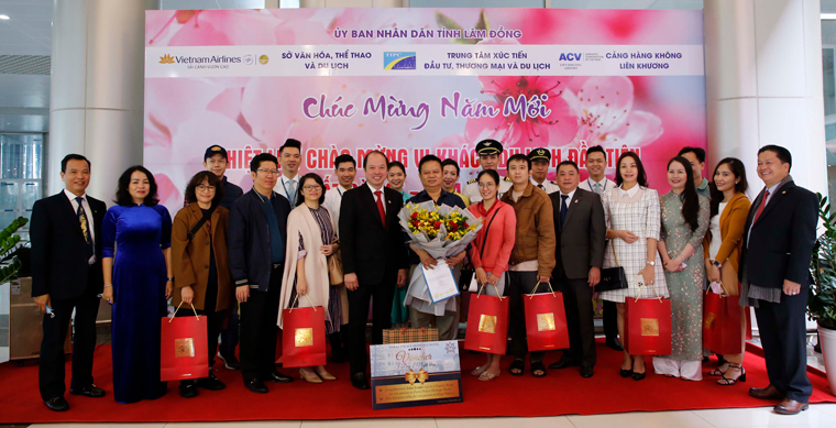 10 vị khách đầu tiên đến Lâm Đồng bằng đường hàng không rất bất ngờ với sự đón tiếp nồng hậu của chính quyền và các doanh nghiệp tại tỉnh Lâm Đồng
