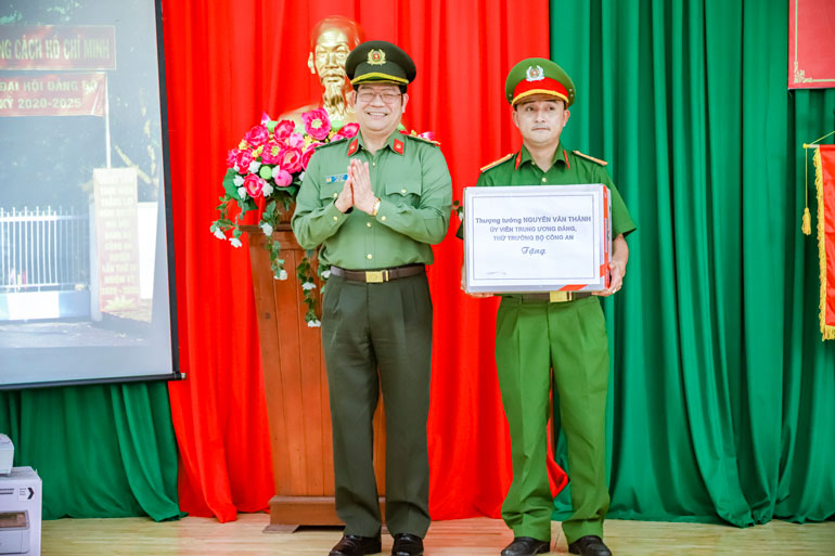 Thừa uỷ quyền của Bộ Công an, Giám đốc Công an tỉnh Lâm Đồng Lê Vinh Quy trao tặng cho Công an xã Đạ Rsal 3 bộ máy tính