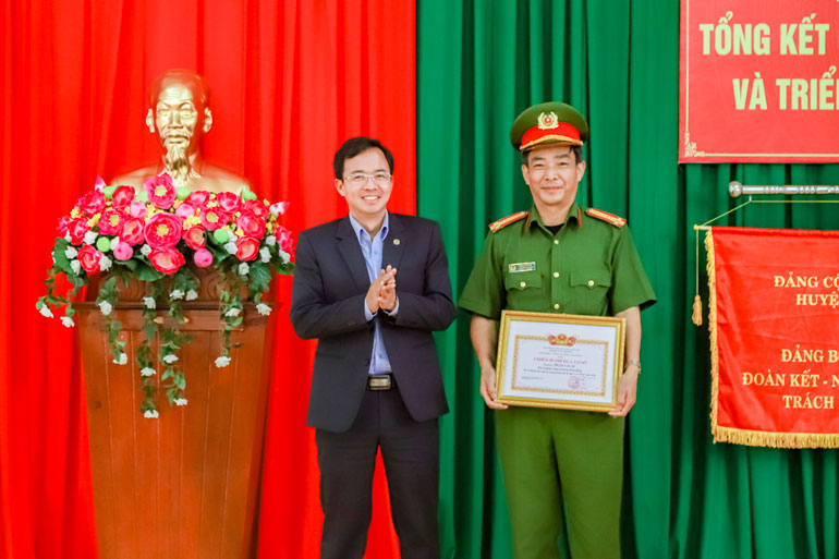 Bí thư Huyện Uỷ Đam Rông Nguyễn Văn Lộc trao tặng danh hiệu chiến sỹ thi đua cấp cơ sở cho cá nhân
