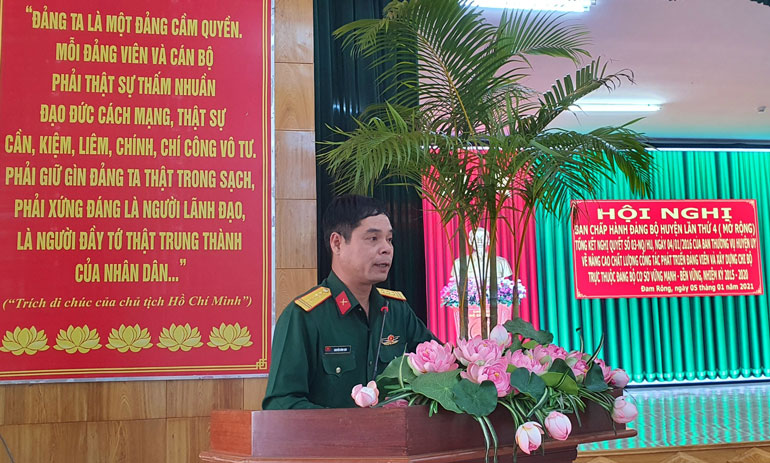 Đại tá Nguyễn Bình Sơn - Ủy viên Ban Thường vụ Tỉnh ủy, Chỉ huy trưởng Bộ Chỉ huy Quân sự tỉnh phát biểu tại hội nghị