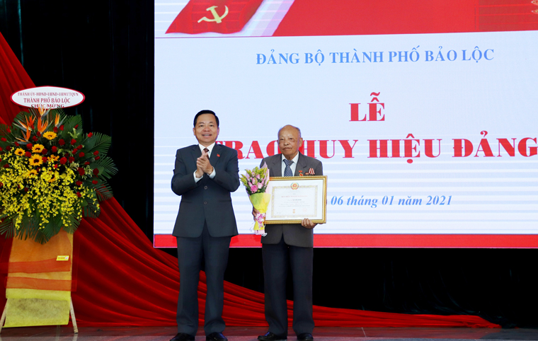 Bí thư Thành ủy Bảo Lộc Nguyễn Văn Triệu trao Huy hiệu 70 năm tuổi Đảng cho đảng viên Võ Văn Bình