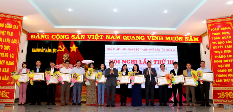 Lãnh đạo Thành ủy Bảo Lộc tặng giấy khen cho các tổ chức cơ sở Đảng đạt “Trong sạch, vững mạnh tiêu biểu” năm 2020