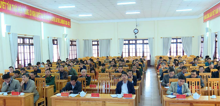Các đại biểu tham dự hội nghị trực tuyến tại điểm cầu Hội trường Huyện ủy