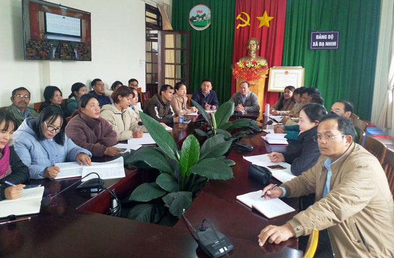Các đại biểu tham dự hội nghị trực tuyến tại điểm cầu xã Đạ Nhim