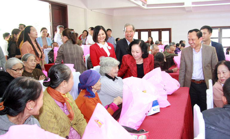  Trưởng Ban Dân vận Trung ương Trương Thị Mai trao quà cho người dân