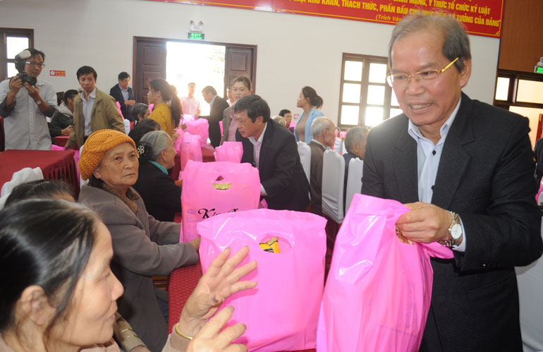 Đồng chí Nguyễn Xuân Tiến - Ủy viên Trung ương Đảng, nguyên Bí thư Tỉnh ủy Lâm Đồng khóa X trao quà cho người dân Đơn Dương