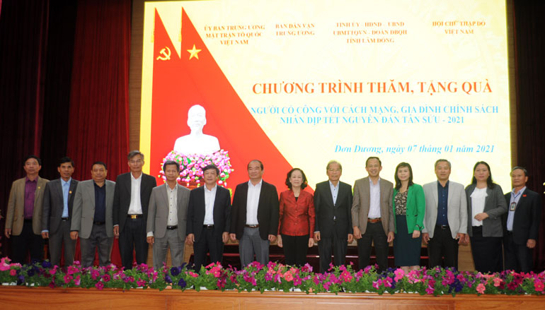 Đoàn công tác chụp hình lưu niệm với lãnh đạo huyện Đơn Dương