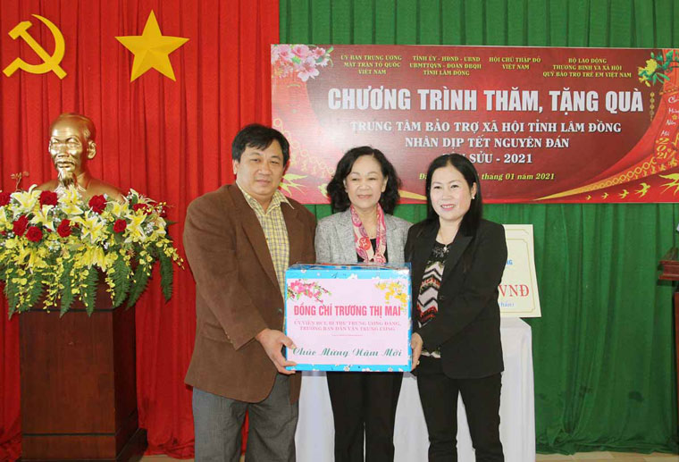 Trưởng Ban Dân vận Trung ương Trương Thị Mai trao quà cho Trung tâm Bảo trợ Xã hội tỉnh