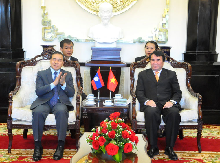 Ngài Đại sứ Sengphet Houng Boung Nuang trong cuộc gặp với ông Phạm S - Phó Chủ tịch UBND tỉnh Lâm Đồng 