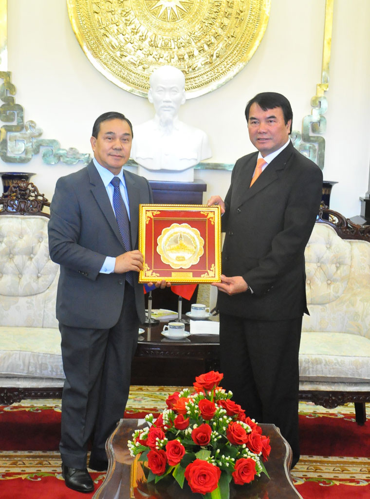 Ngài Đại sứ trao quà cho UBND tỉnh Lâm Đồng 